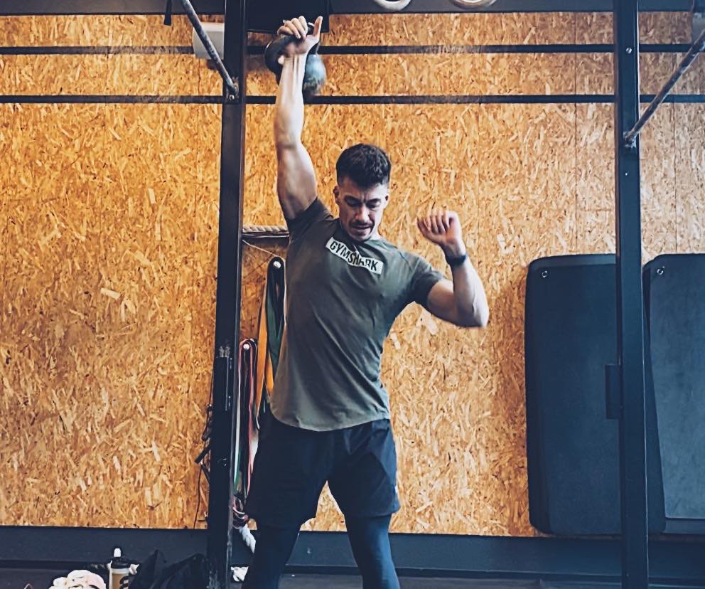 Karim træner med en kettlebell i et træningscenter